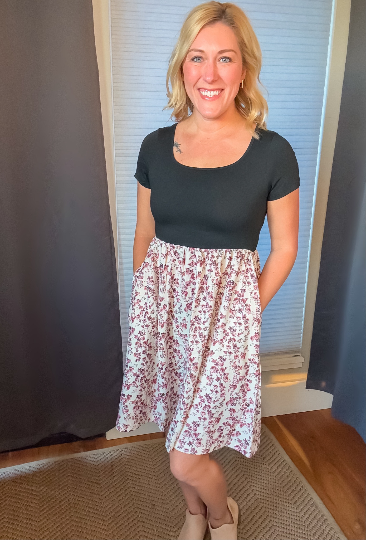 This comfortable midi dress has a casual scoop neck and elastic waist for the perfect fit! Nice and roomy in the tummy/hips, and it has side pockets. 😉