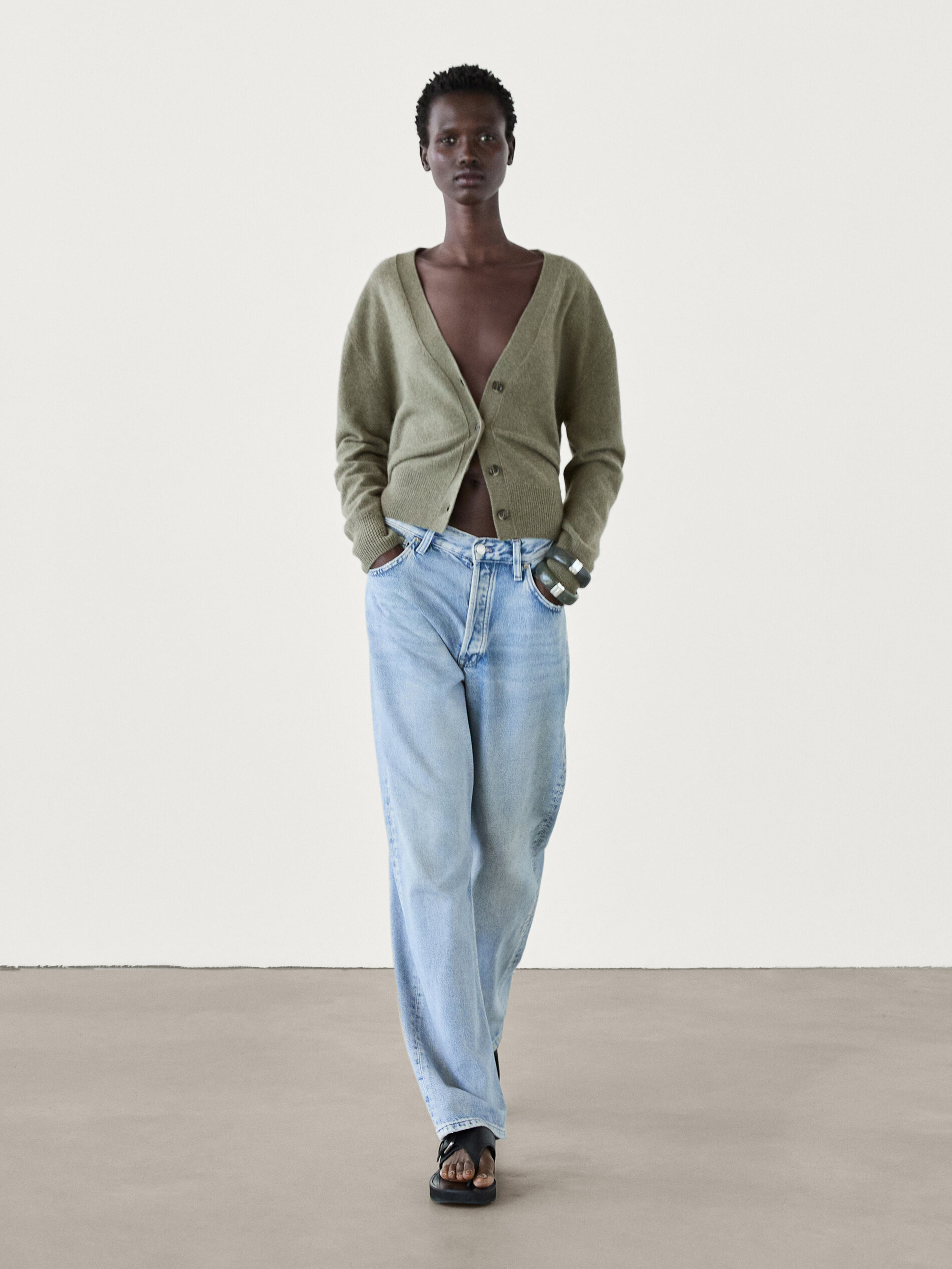 Cardigan aus Kaschmir mit V-Ausschnitt | Massimo Dutti DE