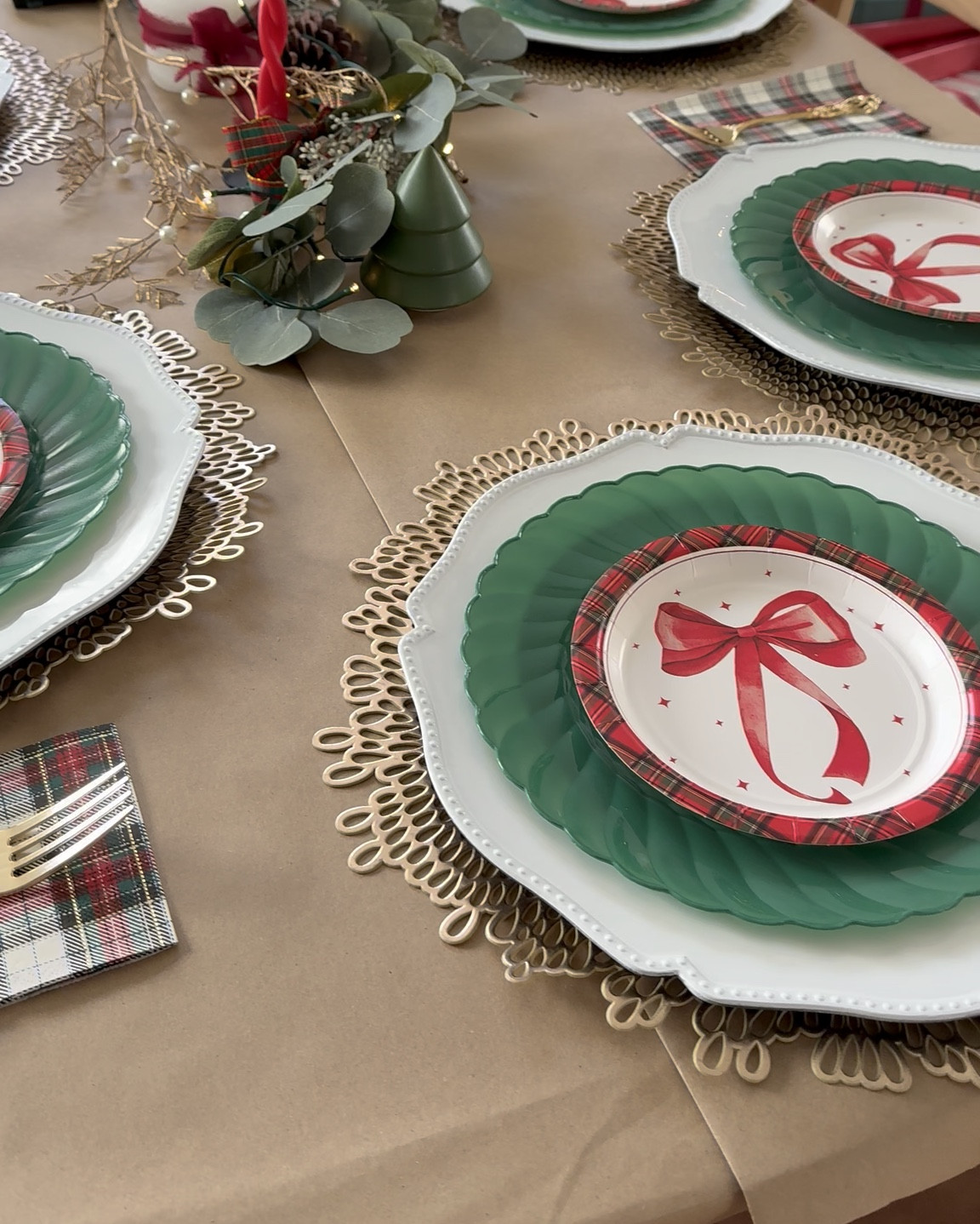 Last-minute Christmas tablescape ideas. 


#LTKmomlife #LTKSeasonal #LTKstorytime #LTKHoliday