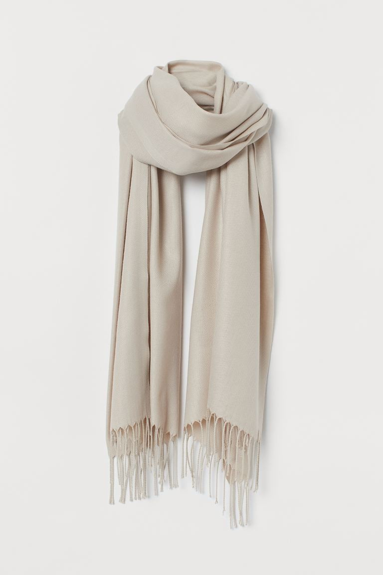 Scarf in soft woven fabric with fringe at short sides. | H&M (US + CA)