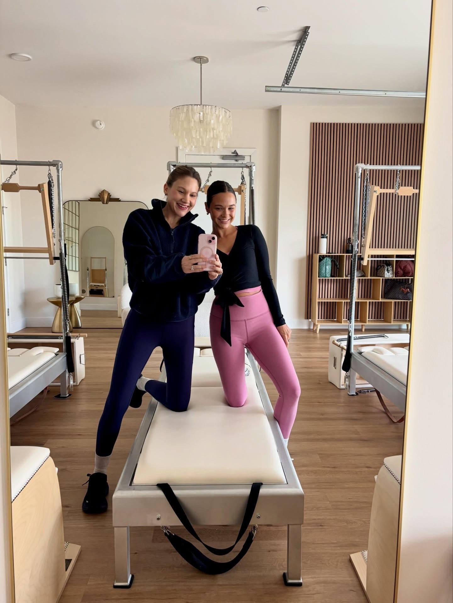 Monday morning, the right way 💪🏻

Workout: @pilatessociety_ 
Navy set: @halfdays via @cake.members 
Socks: @pointestudio 
Shoes: @hoka