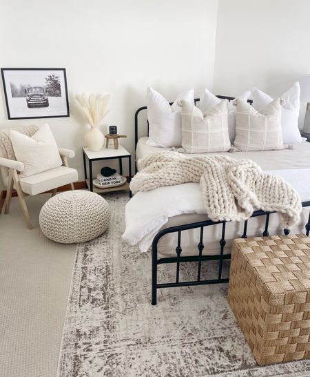 H O M E \ switching out the bedding in the guest bedroom for spring! Amazon home finds!

Home decor
Bed
Target
Rug
Accent chair 

#LTKhome