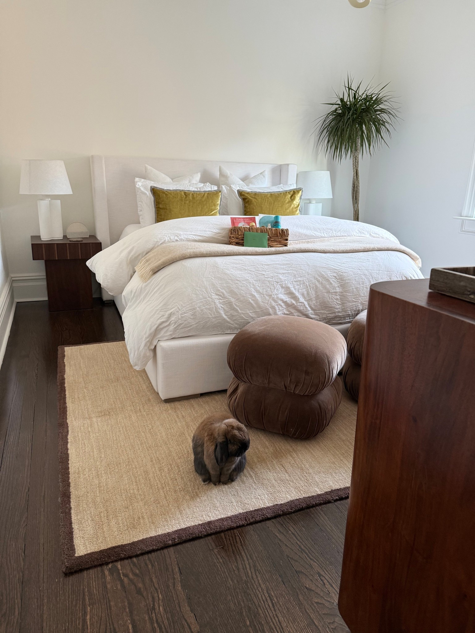 miss p overseeing my guest room turnover- my fav bedding is on sale for the 4th!!! #brooklinenpartner @brooklinen