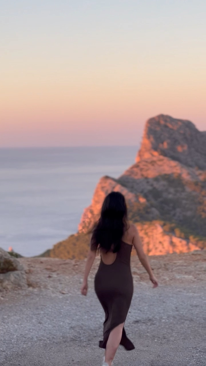 Comfiest lil cut out dress. Comes in so many colors! 


#LTKstyletip #LTKtravel #LTKunder100