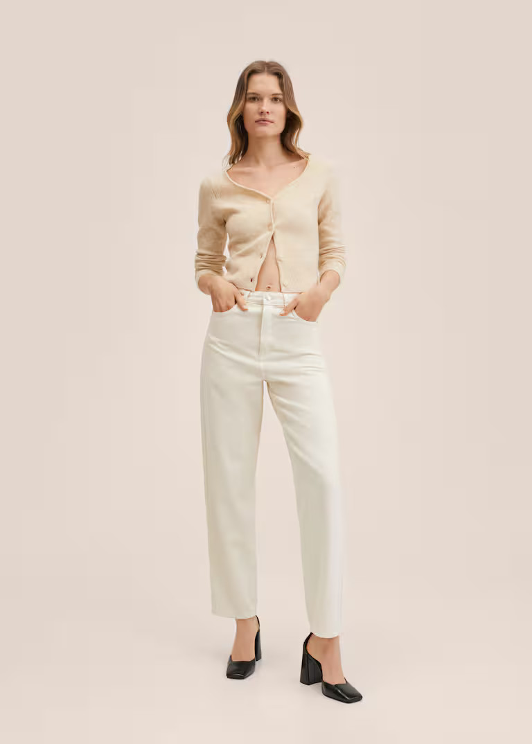 High-rise tapered jeans

Medium. Tapered fit: wide cut at the top that narrows from the knee to the  | MANGO (UK)