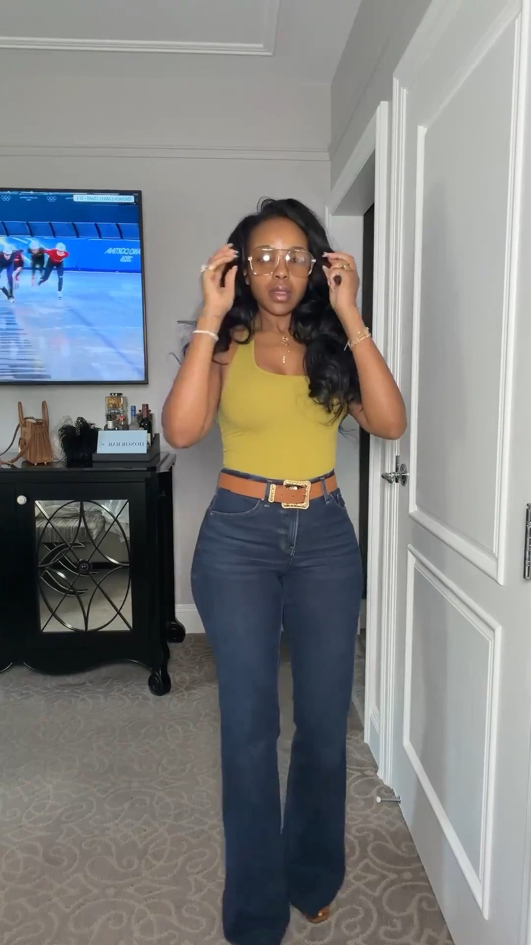 Scroll to shop!! Travel outfit fit of the day 👀Flare denim + fitted tank = instant waist snatch 👖✨  

#LTKdayinmylife #LTKootd #LTKTravel