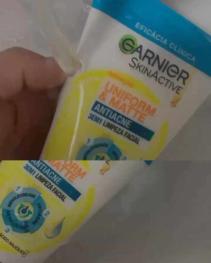 “Uniform & Matte Antiacne 3em1 Limpeza Facial” da @garnierbrasil.  É uma nova geração de limpeza esfoliante leve com resultados clinicamente comprovados antioleosidade, antiacne e antimarcas.  Fórmula:  Ácido Salicílico, conhecido por sua propriedade antibacteriana e por ajudar a combater cravos e espinhas.  Vitamina C: Conhecida por suas propriedades antioxidantes, ajuda a reduzir marcas relacionadas a imperfeições.  Eficácia comprovada após o primeiro uso 
✅ -97% Excesso de sebo ✅ Elimina até 99% bactérias que causam acne.  Após 4 semanas de uso ✅ -46% Oleosidade ✅ -33% Acne ✅ -38% Intensidade das marcas de acne. 🚨 Fórmula Vegana    #insidersusamgarnieruniformematte #skinlovergarnier #skincare #skincarethreads #vitaminac #peleradiante #cuidadocomapele #belezanatural #ugccreator #rotinadepeleoleosa #skıncareroutine