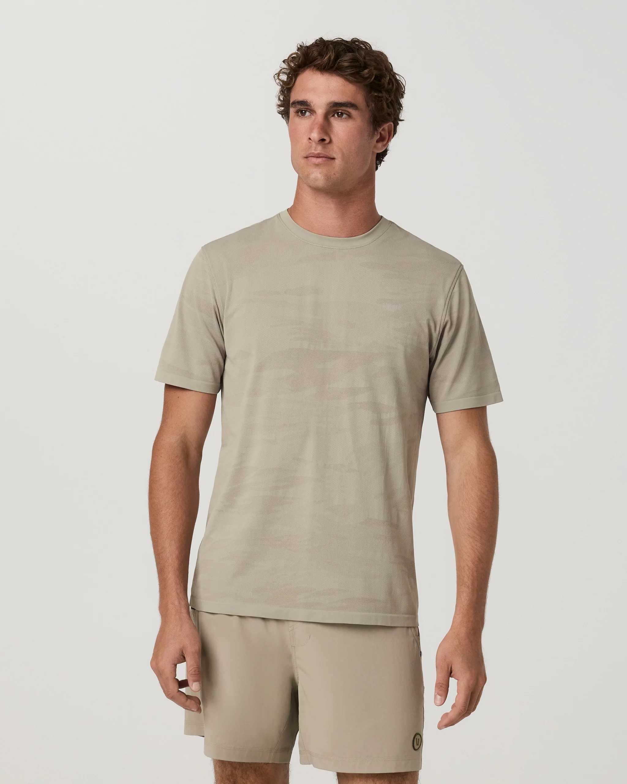 Vuori Short Sleeve Clearview Engineered T-Shirt | Biscotti | XL | Vuori Clothing (US & Canada)