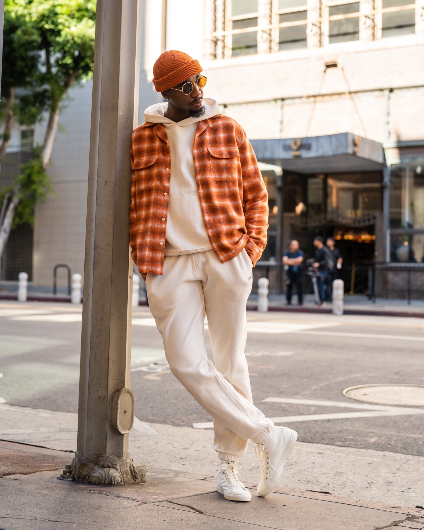 Causal burnt orange flannel outfit with a burnt orange beanie.
Hoodie - Large
Sweatpants - Medium
Flannel - Size Large
Sneakers - Size 10

#LTKmens