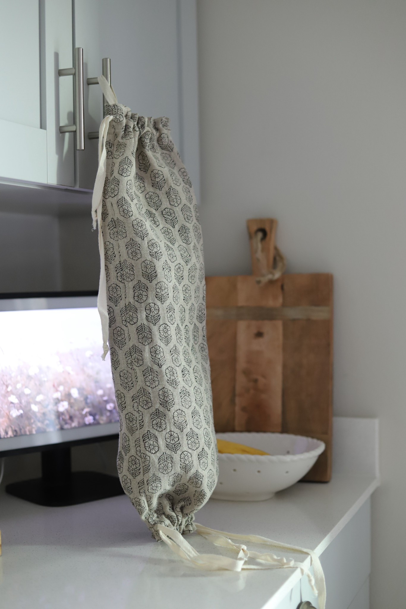 I don’t know about you but grocery bags are stuffed literally everywhere in my kitchen. @hacknerhome is genius for creating an aesthetic way to store your grocery bags!

Follow @jameskatehome for more home decor finds and ideas!

.
.
.
.
.
.
.
#relatable #kitchenhacks #groceries #organization #groceryshopping