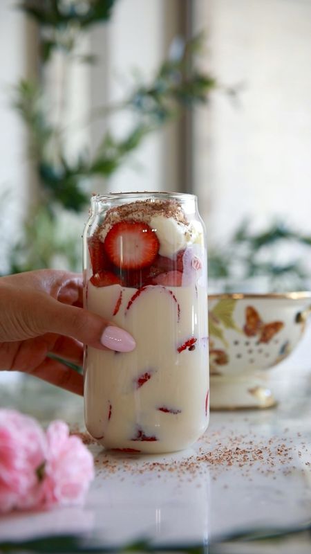 This is how I make my Fresas or strawberries and cream. It is so delicious and I love that you can adjust the sweetness to your liking by making it at home! This is the perfect treat to make for Mother’s Day! 

Fresas con crema
✨1 cup sour cream
✨1/4 cup evaporated milk*
✨1 can of condensed milk
✨1 teaspoon vanilla extract
✨1 lb fresh strawberries

You can keep this in the fridge premixed and it’s good for up to three days! Or you can store the cream separate and just serve it as you go.

