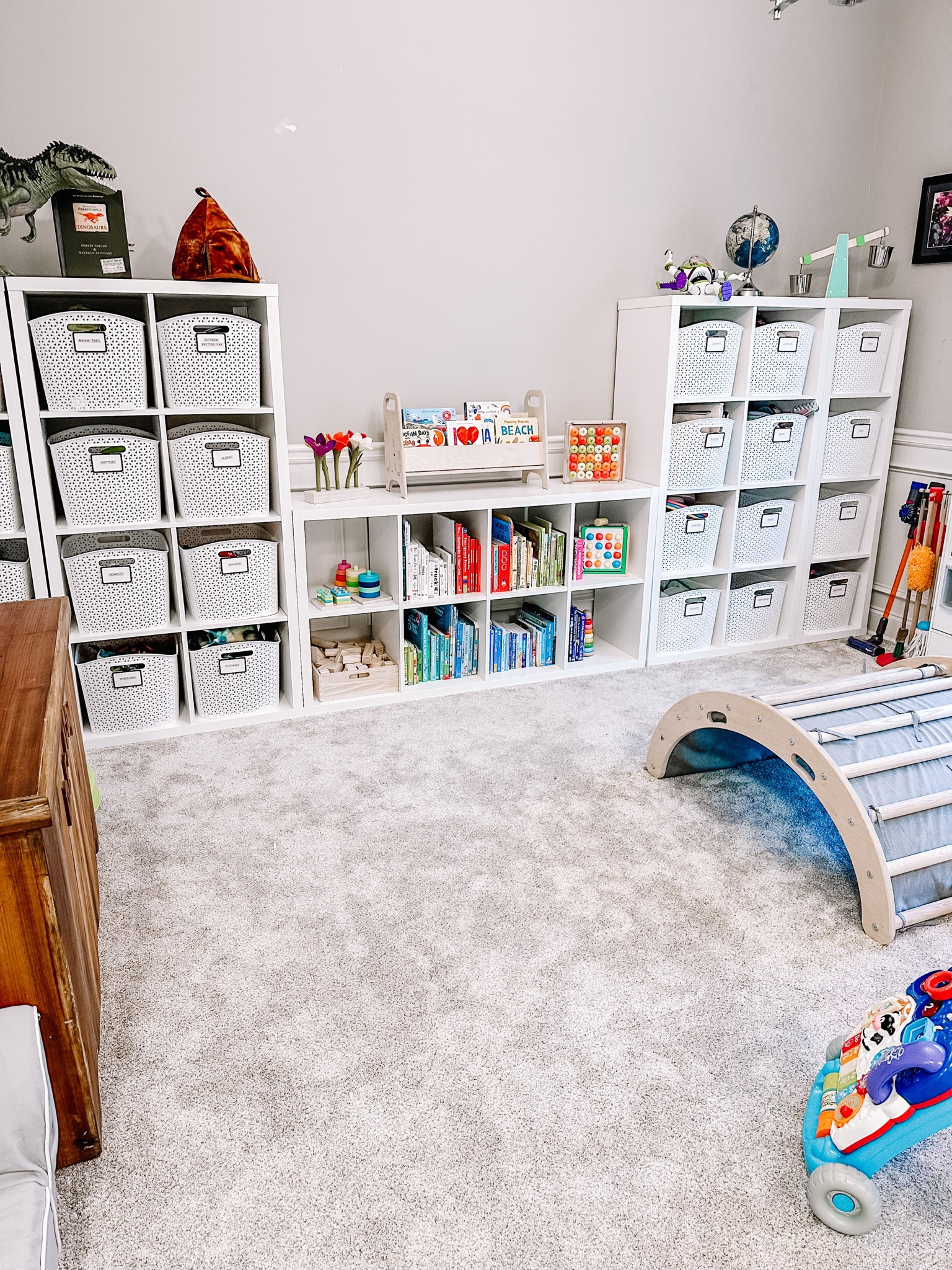 If you have the space, cube storage + labeled bins in a playroom are the perfect set up. They look sleek but they are fully functional for little hands to easily grab what they want to play with! 🧸 Would you set up your playroom like this?
.
.
@target
.
.
.
#playroom #playroomgoals #playroomorganization #kidspace #kidroom #kidtoys #toyorganization #playroominspiration #toystorageinspo #dailyinspo #protip #targetfinds #easycleanup #humpday #midweekmotivation #toys #simplicity #easyforkids #professionalhomeorganizer #householdorganization #cleartheclutter #clearthechaos #instagramdaily #cumminglocal #foco

#LTKKids #LTKBaby #LTKFamily