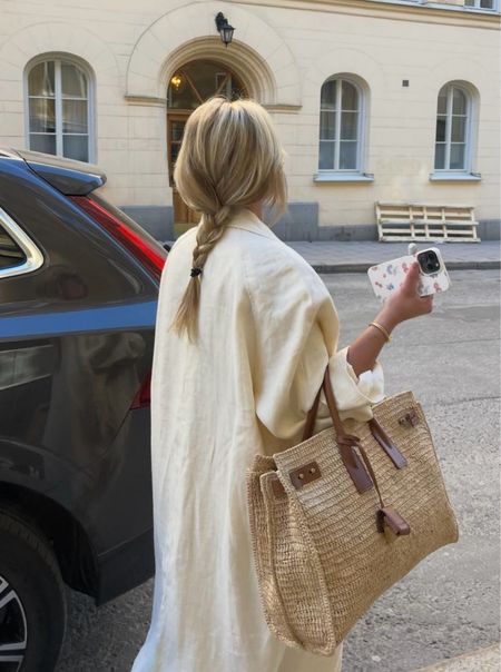 Shop this Medium Supple Handbag in Raffia and Vegetable-Tanned Leather

#LTKitbag #LTKstyletip