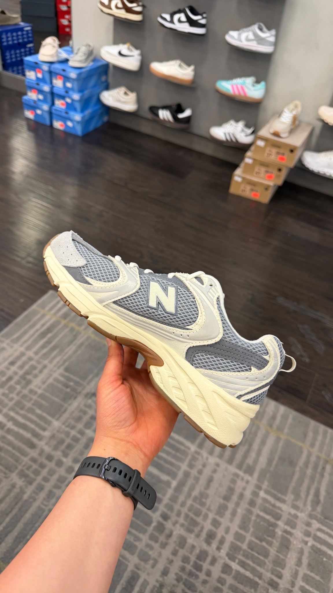 might have to go back for these grey new balance 530s!! 😩

#LTKfitnessgoals #LTKActive #LTKootd