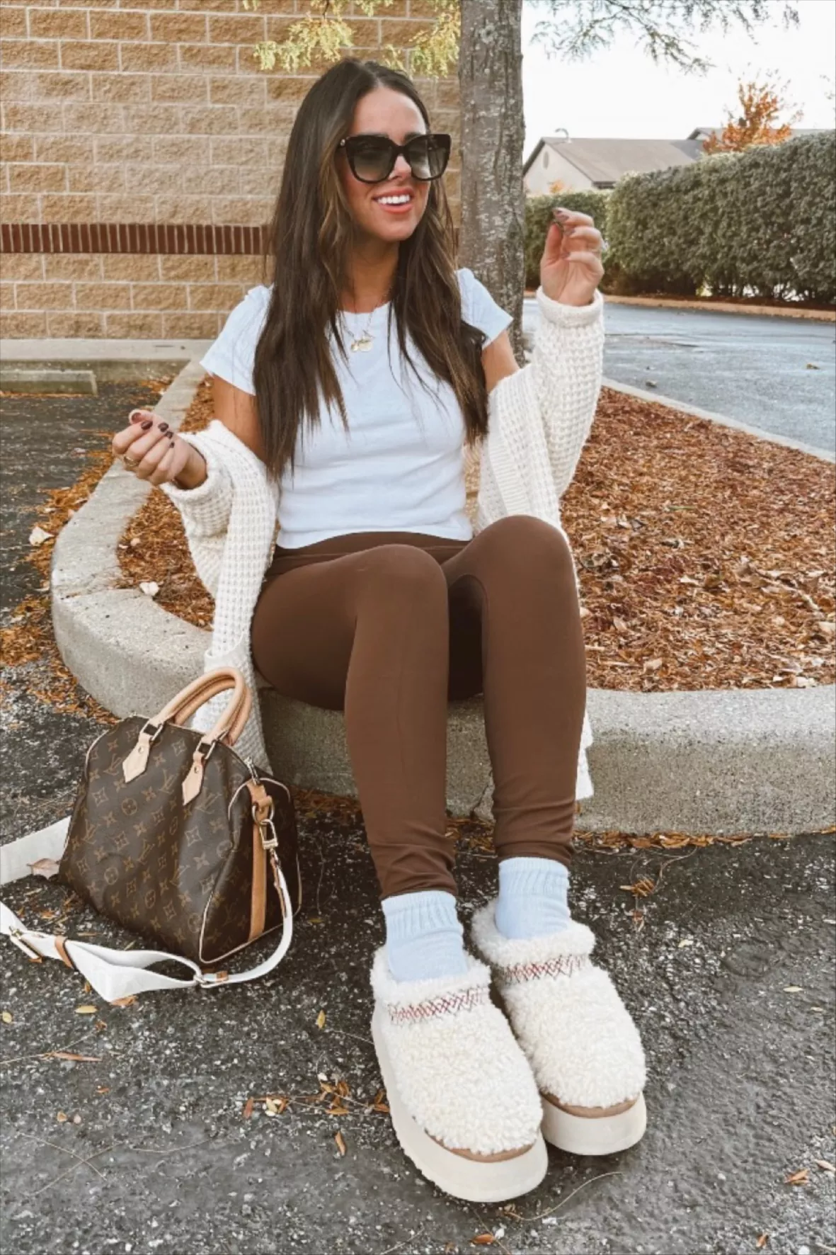 Beige Uggs with Leggings Relaxed Fall Outfits (3 ideas & outfits