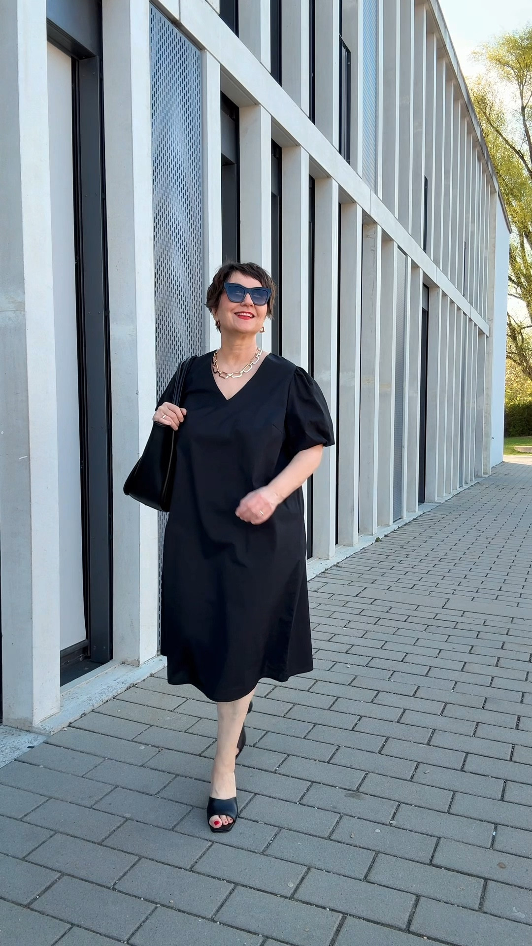 Spring Outfits 2026: Dreimal Frühlingslooks, die richtig gute Laune machen! Welches ist dein Favorit? 1 (blau gemusterte Viskosebluse und weiße Jeans), 2 (schwarzes Sommerkleid aus Bio-Baumwolle) oder 3 (Leinenanzug in Pfeffergrün)?

@Bonprix 

#LTKdeutschland #LTKspring #LTKü50