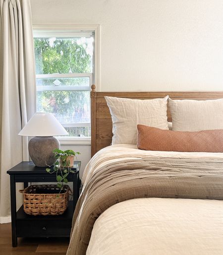Bedroom details
Bedding
Linens
Nightstand
Lamp
Pillows
