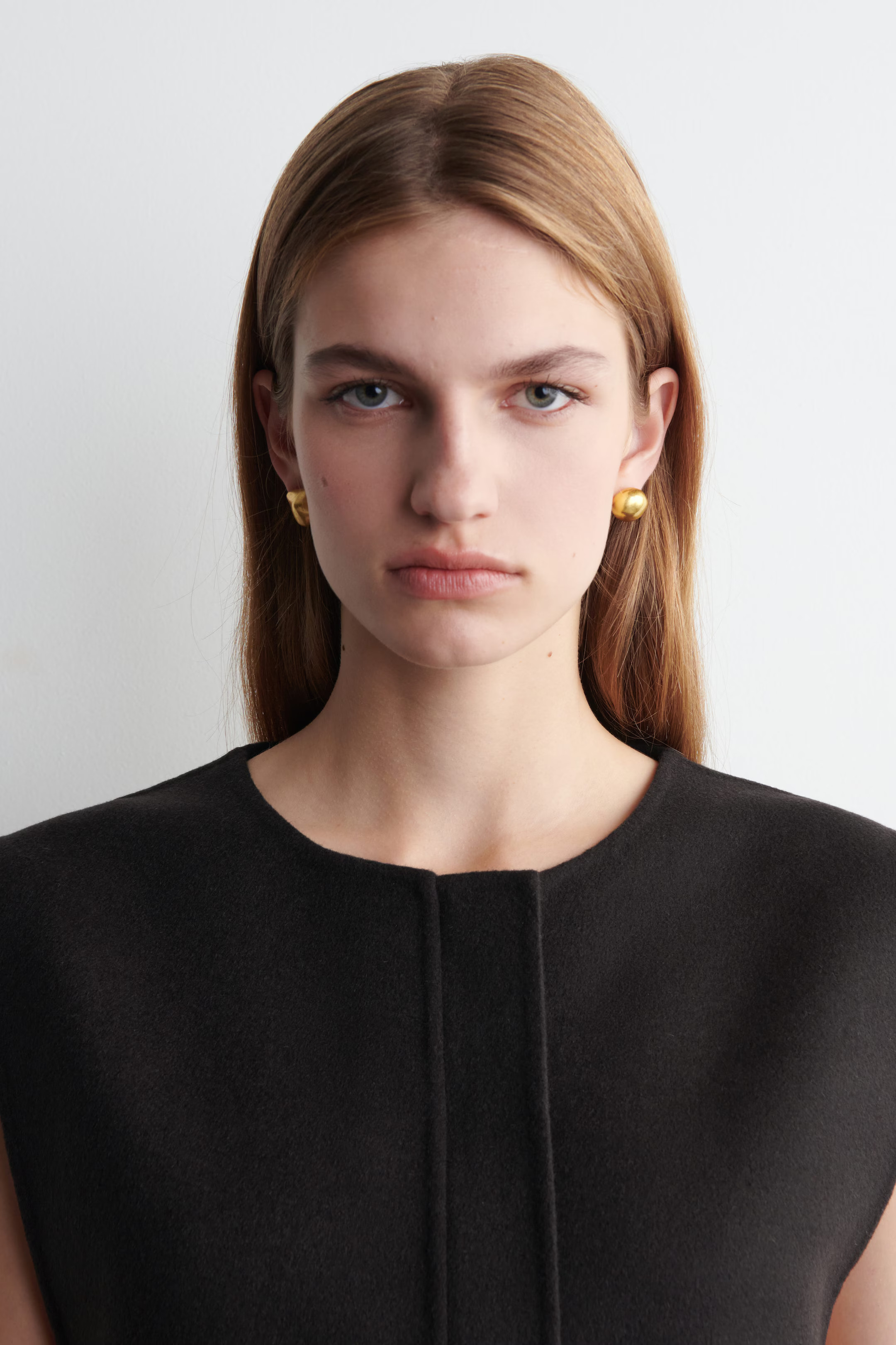 MISMATCHED MOLTEN STUD EARRINGS - GOLD | COS | COS (EU)