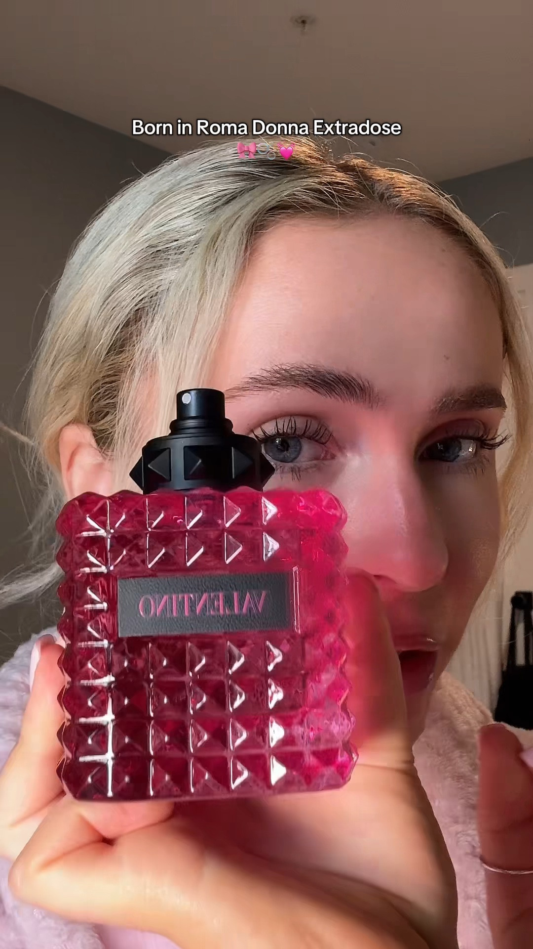 Your new go to scent perfume will be Valentino Beauty Born in Roma Donna Extradose 🫧💓 #perfume #perfumes #pinkaesthetic #valentinobeauty #borninroma #LTKBeauty 