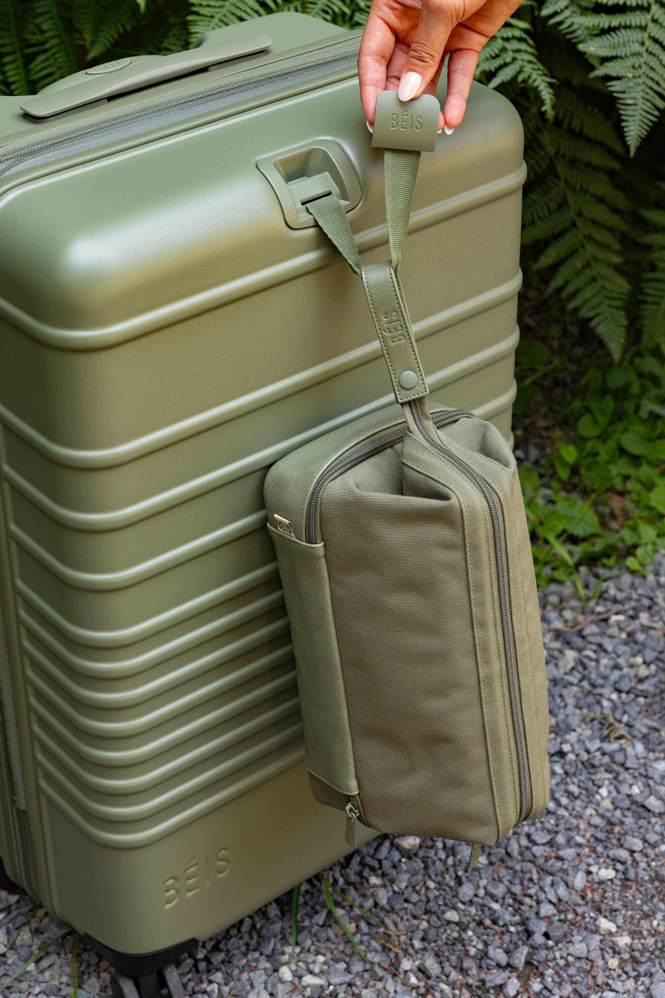 BÉIS 'The Dopp Kit' in Olive - Olive Green Dopp Kit & Toiletry Bag | BÉIS Travel