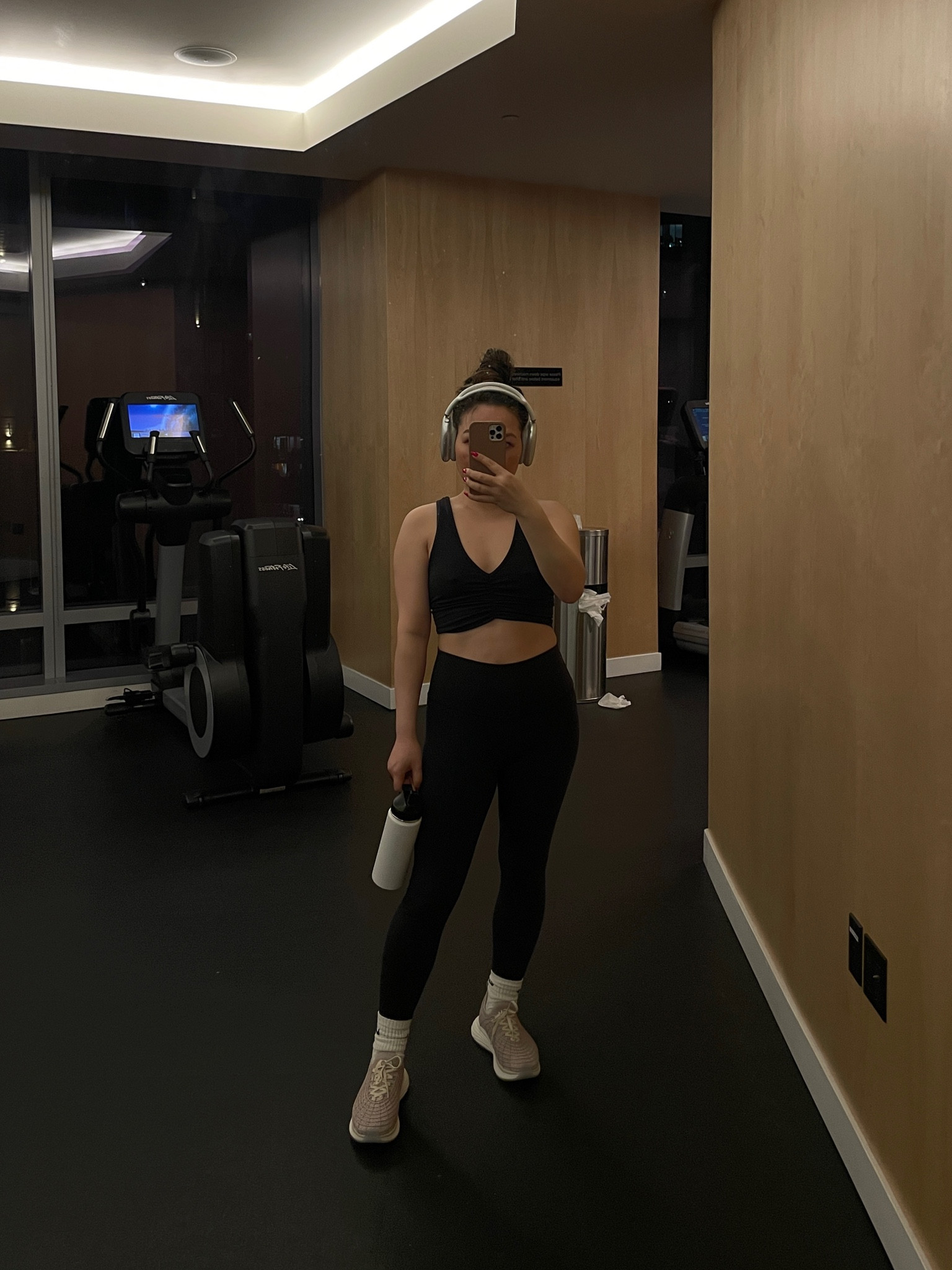 Gym goals alo gym set gym outfit, apl shoes

Top size M bottoms size S