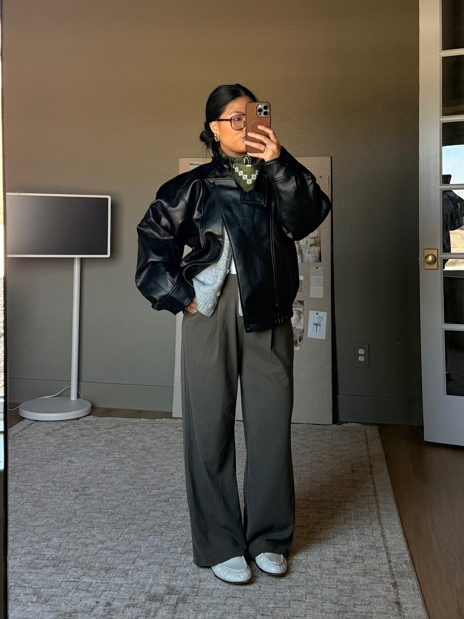 I got SO many compliments on this faux leather jacket today! It’s a less version to the viral Zara one but from AMAZON!!! 

ootd, leather jacket, amazon fashion 