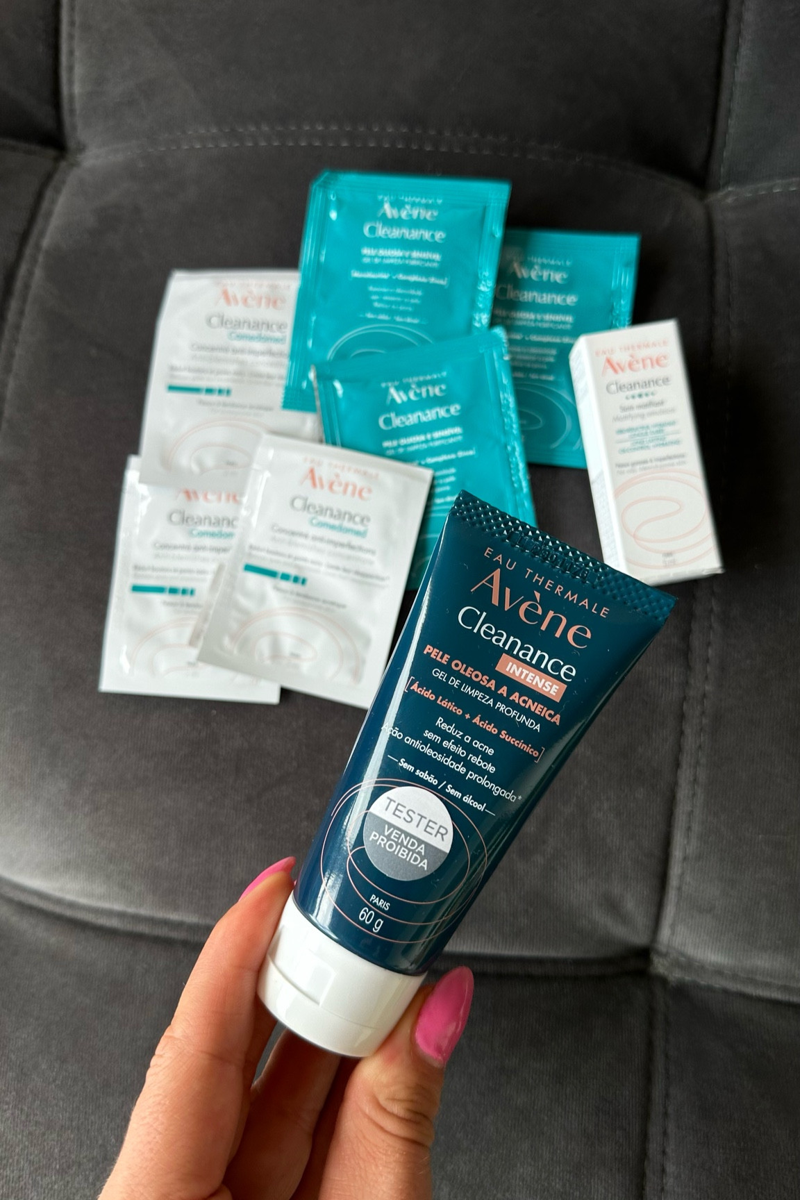 Cleanance Gel promove limpeza profunda sem ressecar a pele. Graças a sua combinação exclusiva de ativos, Cleanance Gel garante redução de 90% da oleosidade, 85% dos poros dilatados e 82% dos cravos em 15 dias.
Sua eficácia é comprovada: Elimina a oleosidade, regula a produção do sebo e reduz as bactérias causadoras da acne.