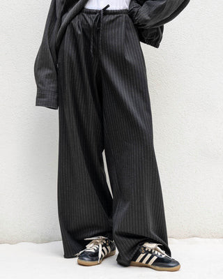 Splendid - Valerie Pleated Pinstripe Pant - Chacoal Pinstripe | Splendid