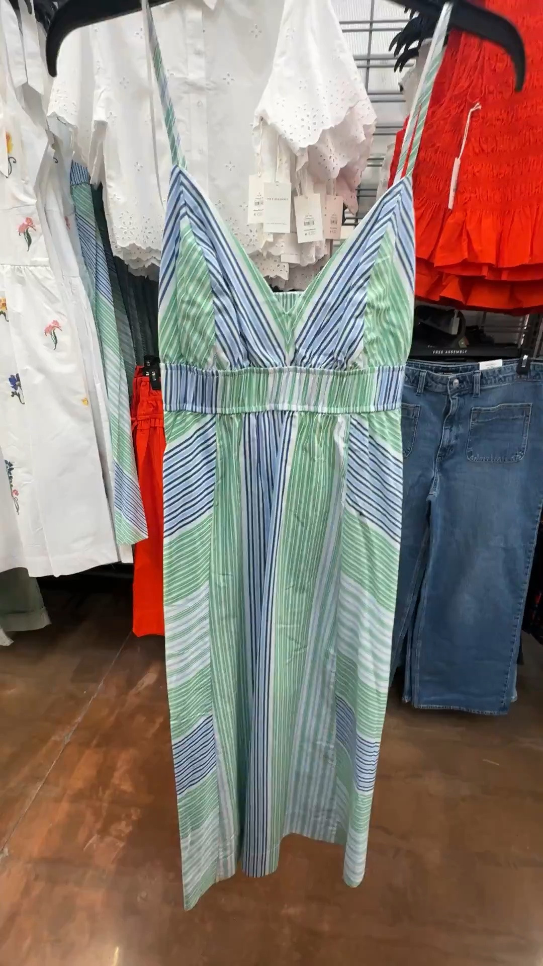 Look at the back of this Walmart dress! So cute!