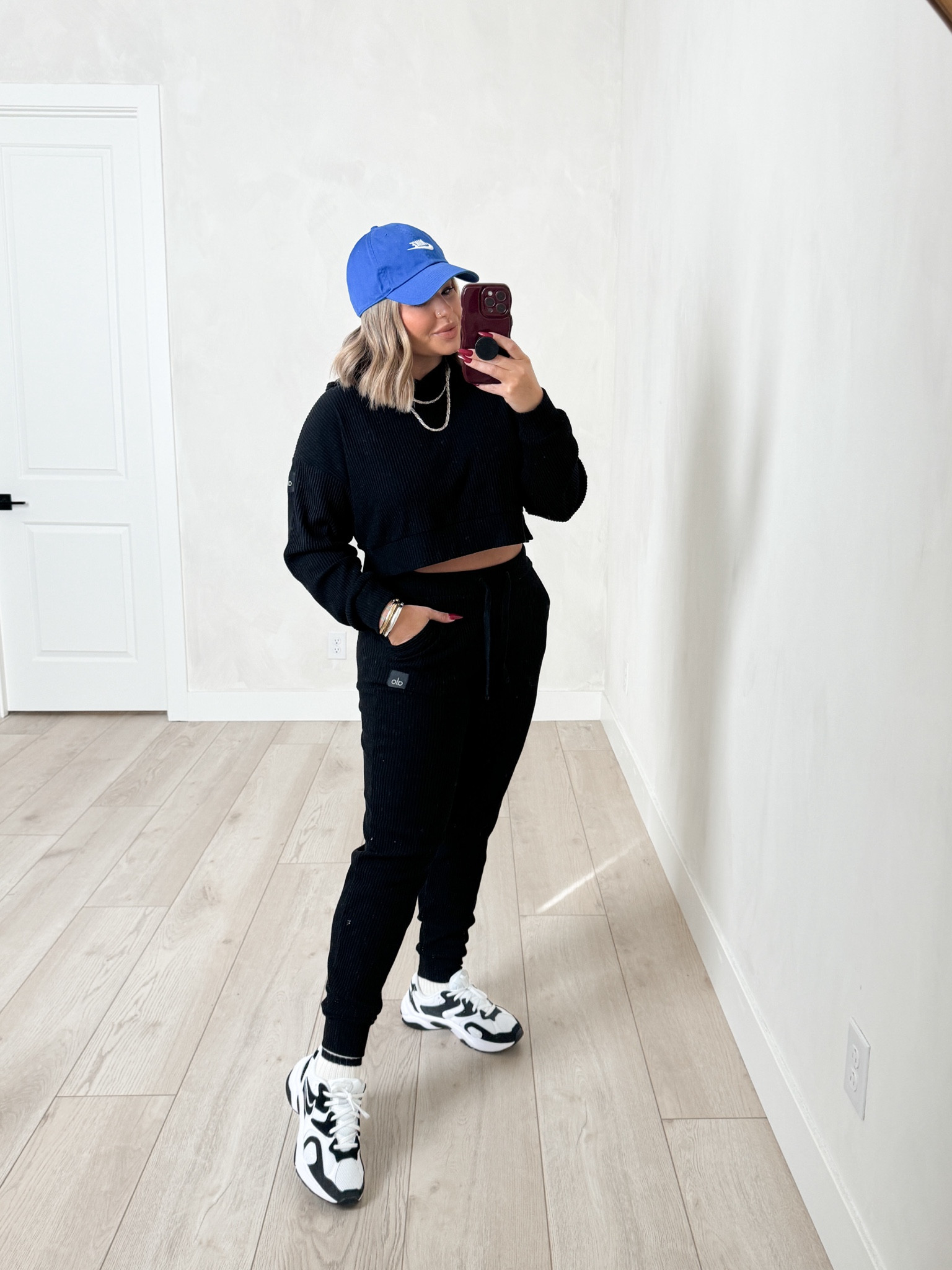 Hoodie M 
Pants L 
30% off alo sale 


#LTKStyleTip #LTKMidsize #LTKFindsUnder100