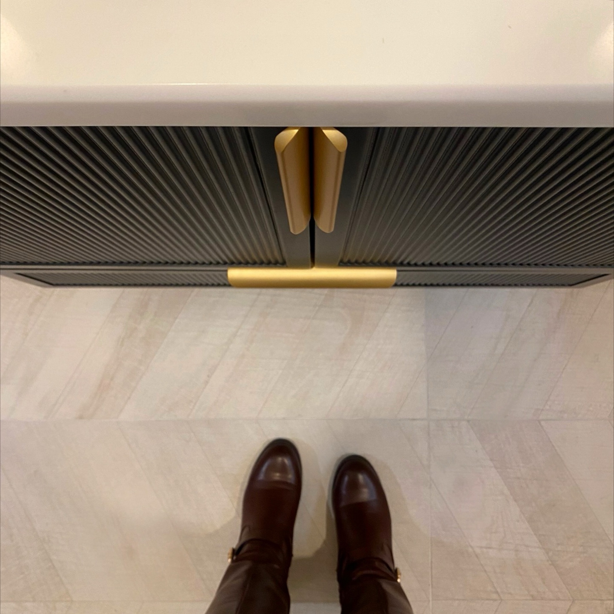 With this reeded door style, we just knew that edge pulls would be the best choice of hardware to pair with the contemporary characteristics of this floating vanity! 

#thorntonid #pittsburghinteriordesigner #interiordesign #interiordesignersofinsta #bathroomdesign #bathroomgoals #bathroomremodel #housebeautiful #interiordesigninspo #bathroomsofinstagram #remodel #cabinets #reededcabinetry #cabinethardware #contemporary #agedbrass #tricornblack #chevron #sotd #floatingvanity