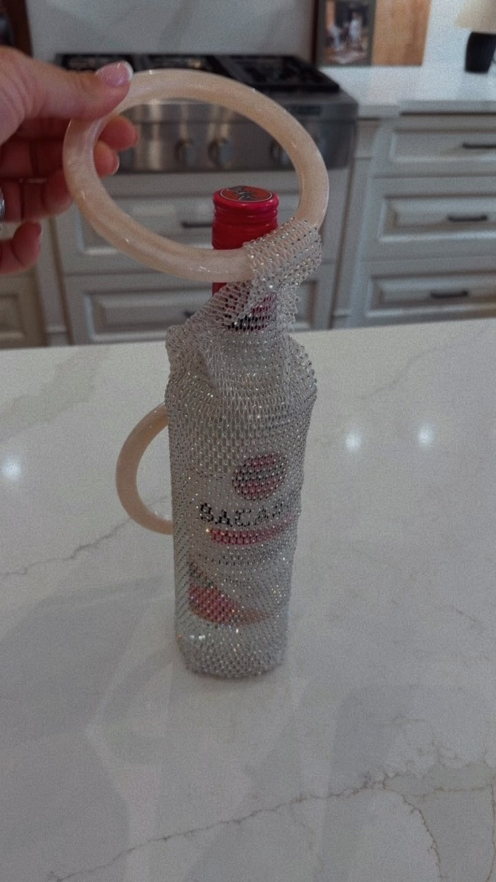 The prettiest way to gift bottles this season!!
Gift ideas 
Hostess gifts