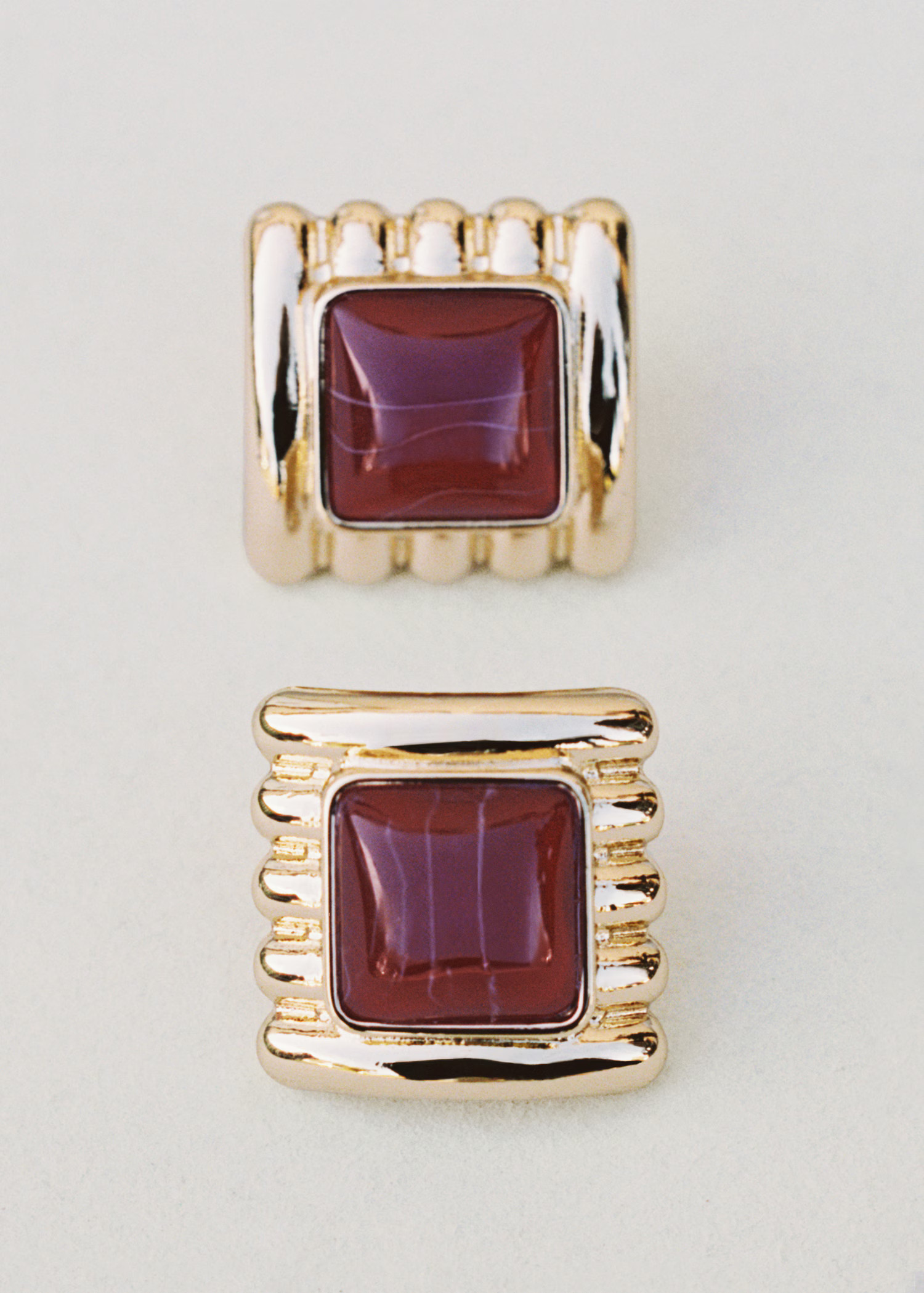 Schmuckperlenverzierte Ohrringe in Carrée-Form - Damen | MANGO Deutschland | Mango EU