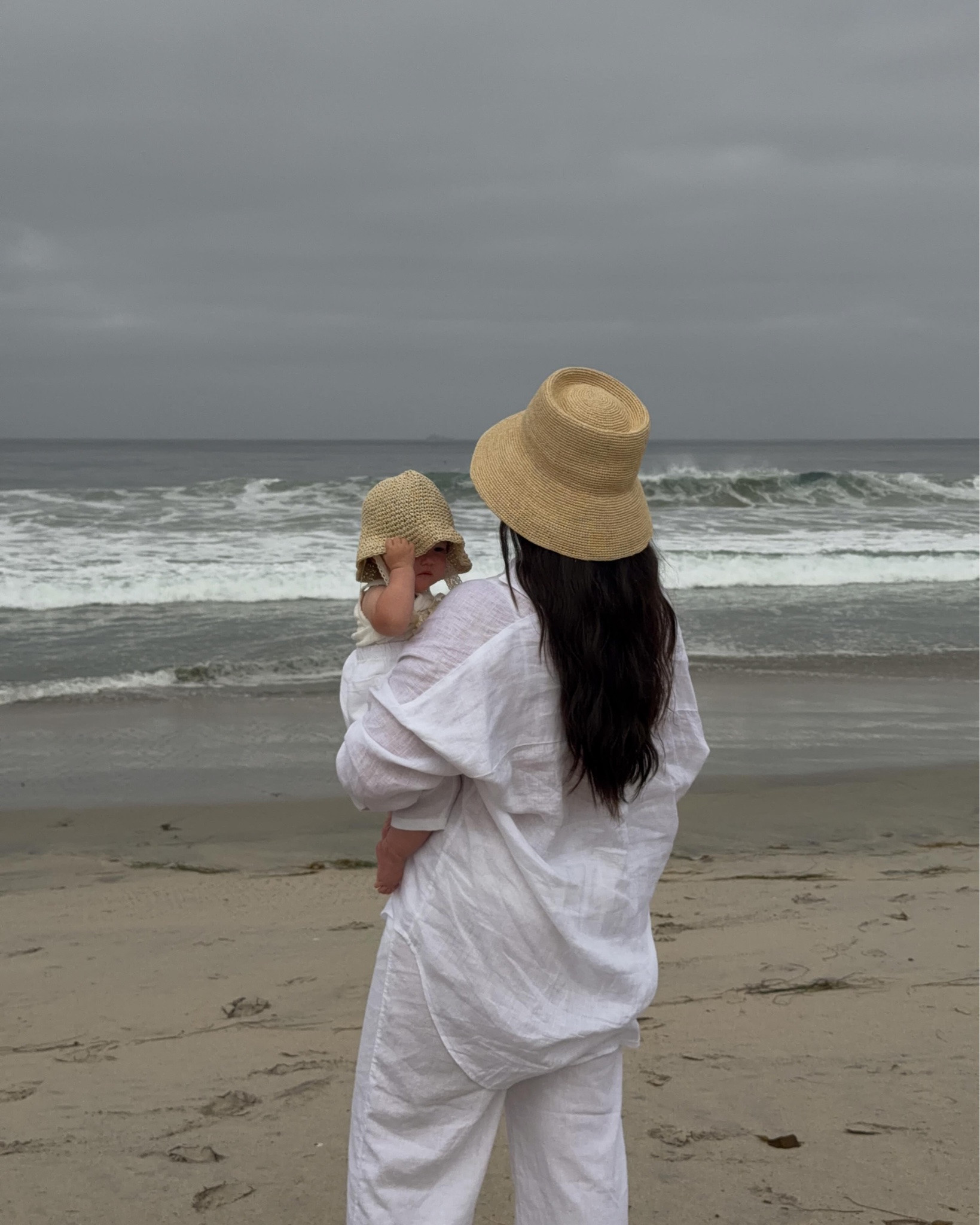 Baby’s first beach day 🐚🤍

#babysfirstbeachday #beachoutfit #summeroutfitideas #linenoutfit #matchingoutfits