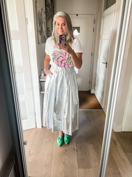 Outfits of the week

Graphic print t-shirt and a silver parachute skirt (Shoeby, can’t link) and green sandals. 





#LTKstyletip #LTKeurope #LTKworkwear
