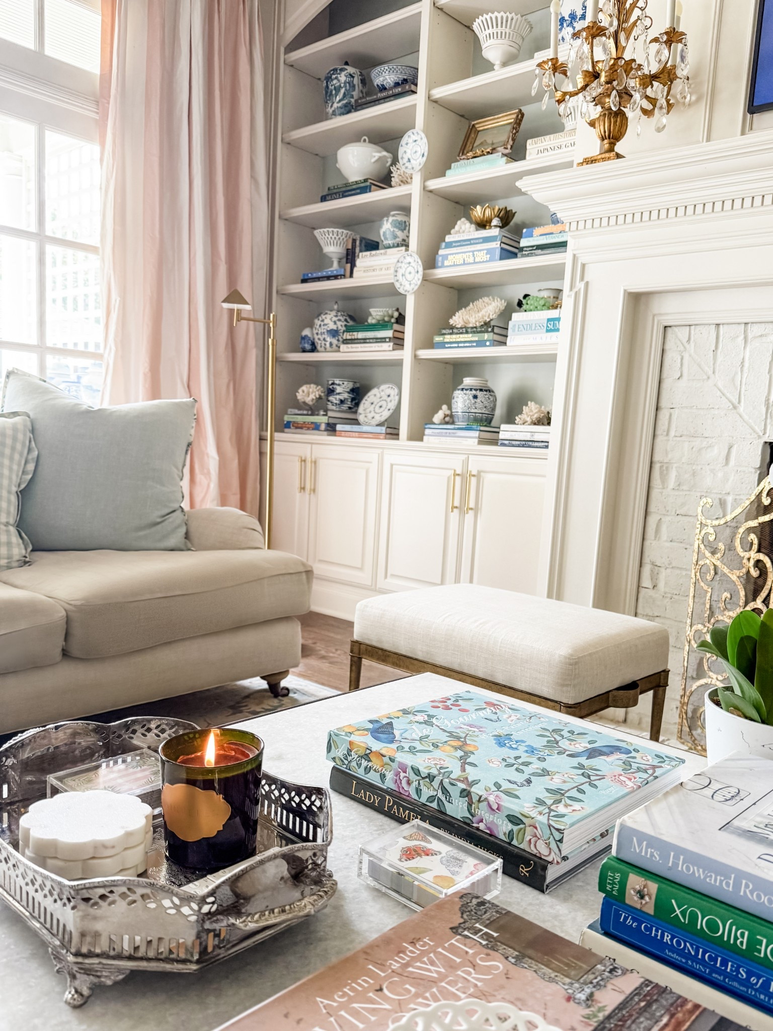 A few favorite bookshelf and coffee table books! 🤍