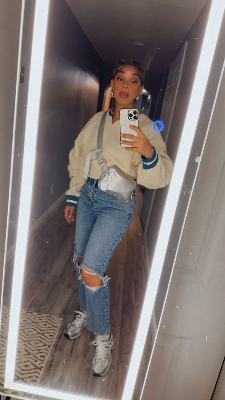 Comfy cozy Saturday look.  This sweatshirt is a perfect piece for transitioning from Winter to Spring. And it’s on sale for 19.99 🤑

#LTKsalealert #LTKfindsunder50 #LTKSpringSale