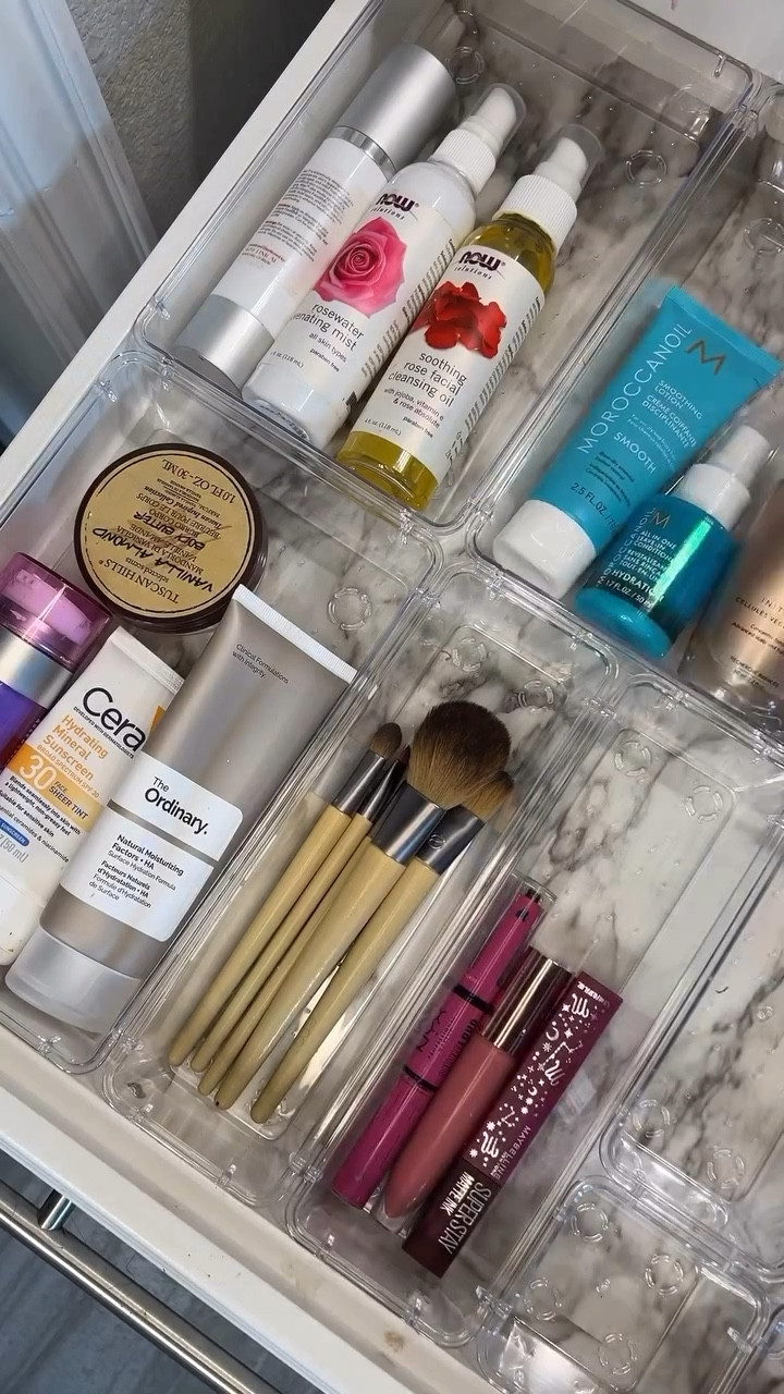 ✨Favorito de Amazon para
Organizar Gavetas✨
No te pasa que tenes varias gavetas en tu casa que le metes y metes cosas hasta que ya no
alcanzan 😅 a mi si!
Quise resolver este problema con contenedores plásticos que me ayudaran a organizar los cosméticos, cremas, pinturas y joyas de tal forma que fuera fácil visualizarlos y organizarlos

Este kit que utilicé en este video tiene 33 organizadores transparentes que puedes utilizar en las gavetas del baño, cocina, oficina, habitación de los niños y más! Te dejo el enlace en mis historias 🌸

#organizacióndegavetas #organizaciongavetas
#organizaciondeespacios #organizaciondelhogar
#ordenencasa #ordenatucasa
#ordenylimpiezaencasa #ordenylimpieza
#favoritosdeamazon #drawerorganization
#drawerorganizer #homeorganization
#homeorganizationtips #amazonfavorites
#amazonhome #amazonhomefinds
#amazonfinds