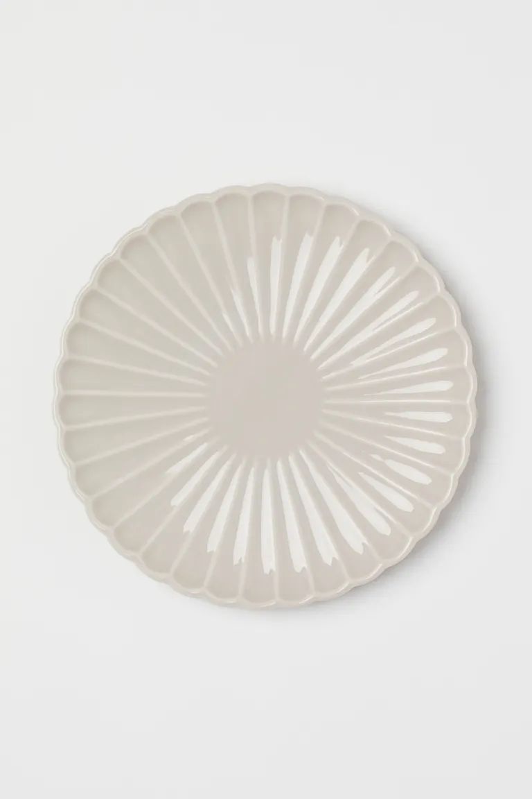 Small porcelain plate with fluted edges. Diameter 8 1/4 in. Height approx. 3/4 in.Weight200 gComp... | H&M (US)