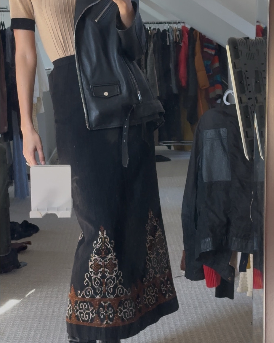 #fallfashion must haves! 
-Leather jacket 
-Long leather boots 
-Long basic black skirt ( thicker material)
Bonus if the #skirt has some pop of color!
- neutral sweaters or top that will look good with anything! 

#LTKSeasonal