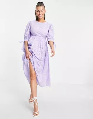 ASOS DESIGN - Lange aangerimpelde jurk van broderie met open achterkant in lila | ASOS (Global)