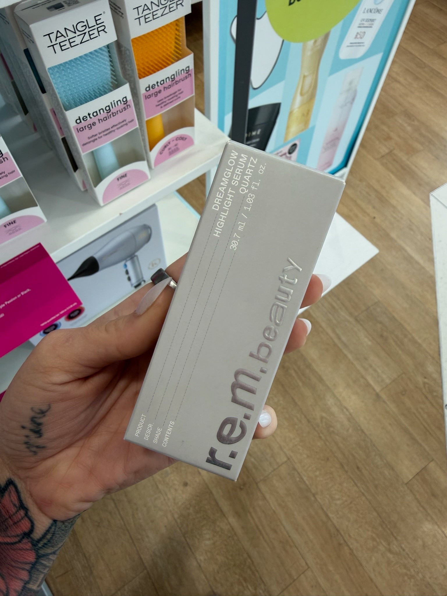 the r.e.m. beauty dream glow highlight serum in quartz is one of my favorite products for a soft, glowy look ✨ it gives the skin the prettiest luminous finish and can be worn on its own or layered under makeup. a great one to grab!! 

#ultabeauty #ulta21daysofbeautysale