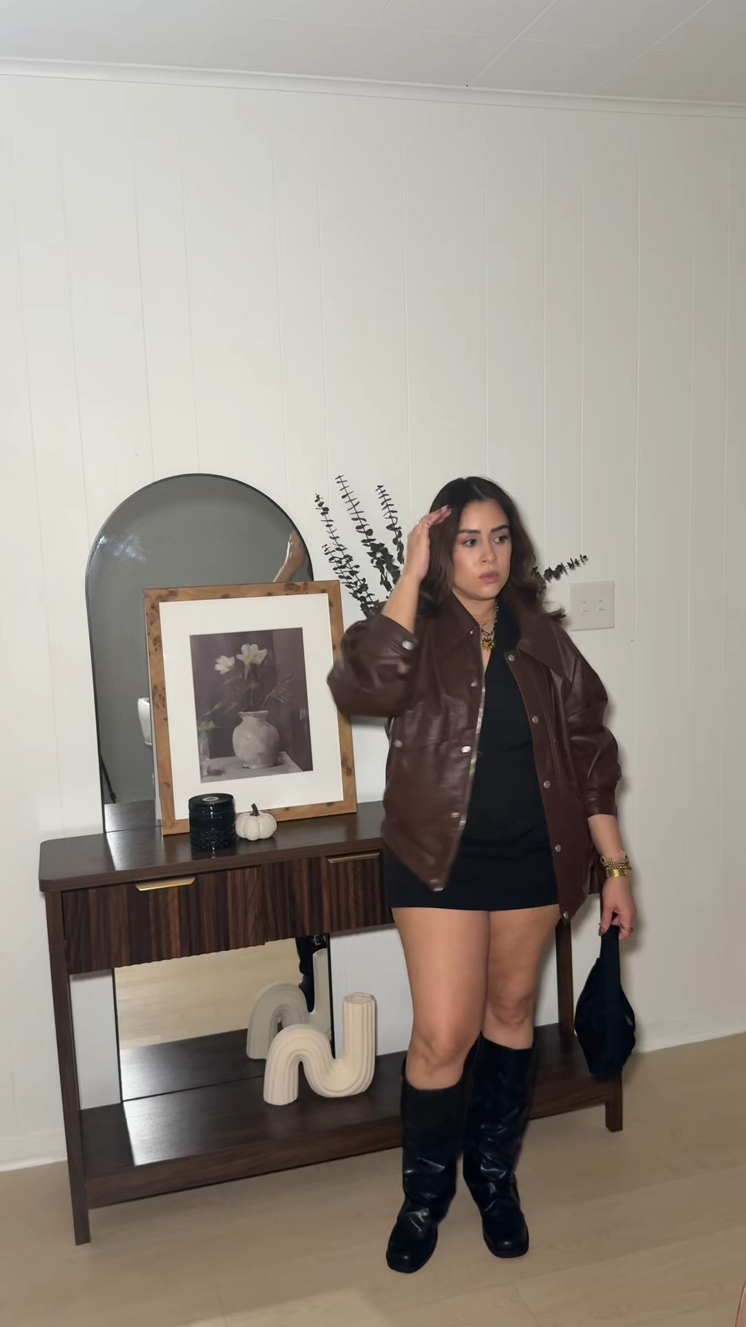 Un all black outfit con un pop of color  🤎
Este jacket es de Cider, perfecto para esta temporada.  Estoy usando el jacket en M o 6 

#LTKU #LTKStyleTip #LTKOver40