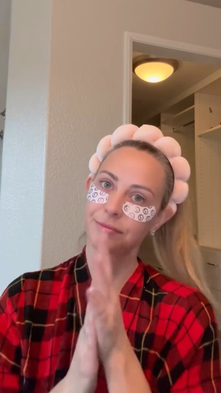 My skincare routine! These products are AMAZING & worth the splurge. 

skincare l women l skin l skincare routine 