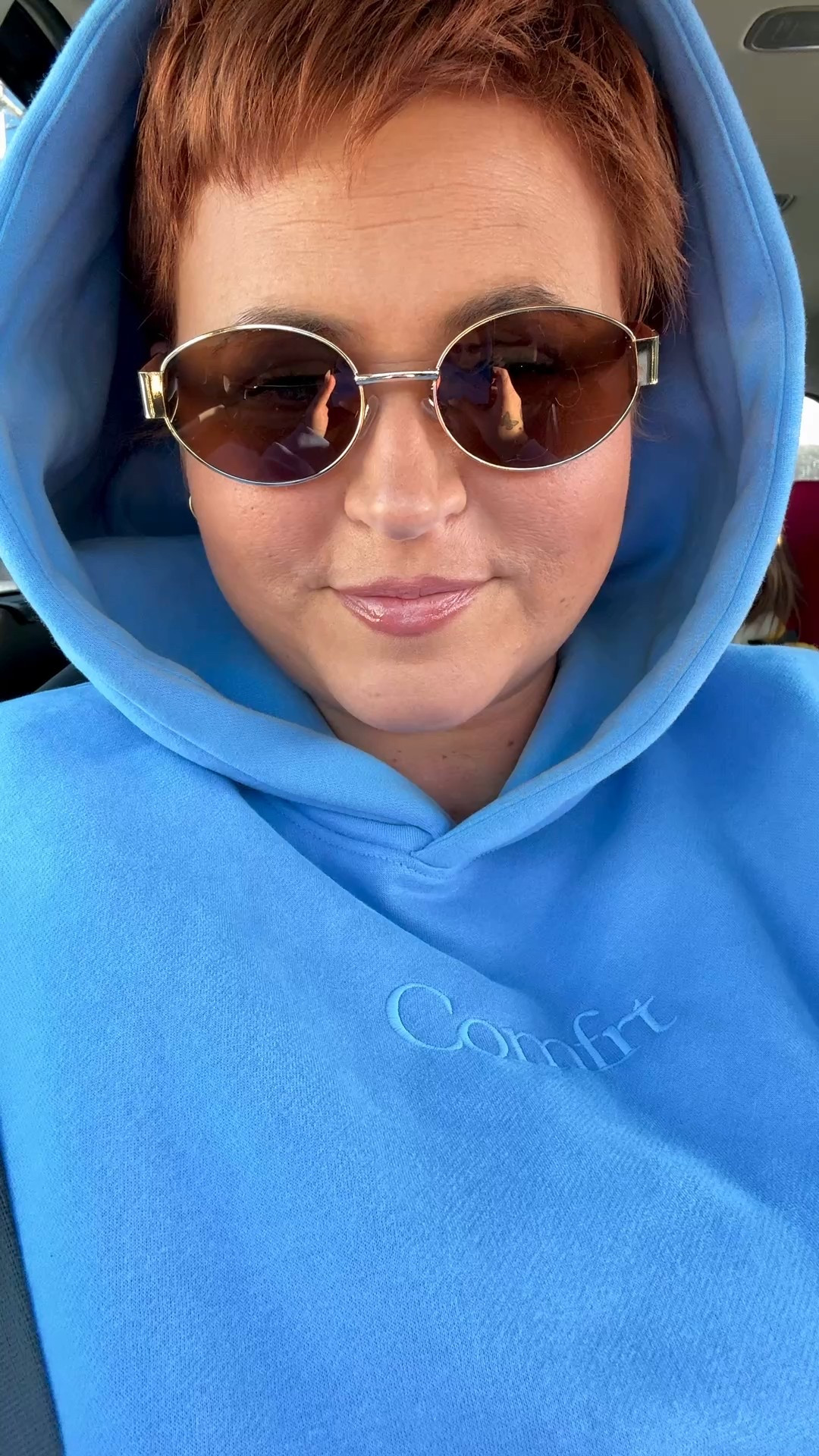 This new color hair and this hoodie 😍