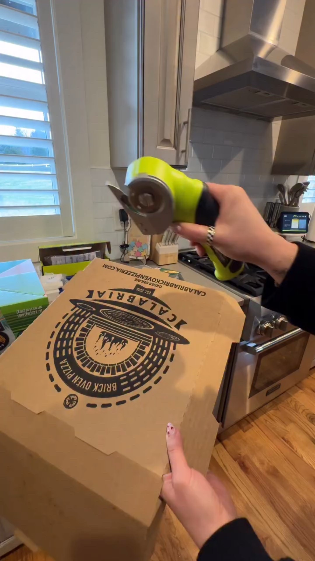 This electric box cutter is life changing 😅⚡️ Say EASY for details!

#amazonhomefinds #amazonmusthaves #homeessentials #unboxingtool #amazonfinds2025