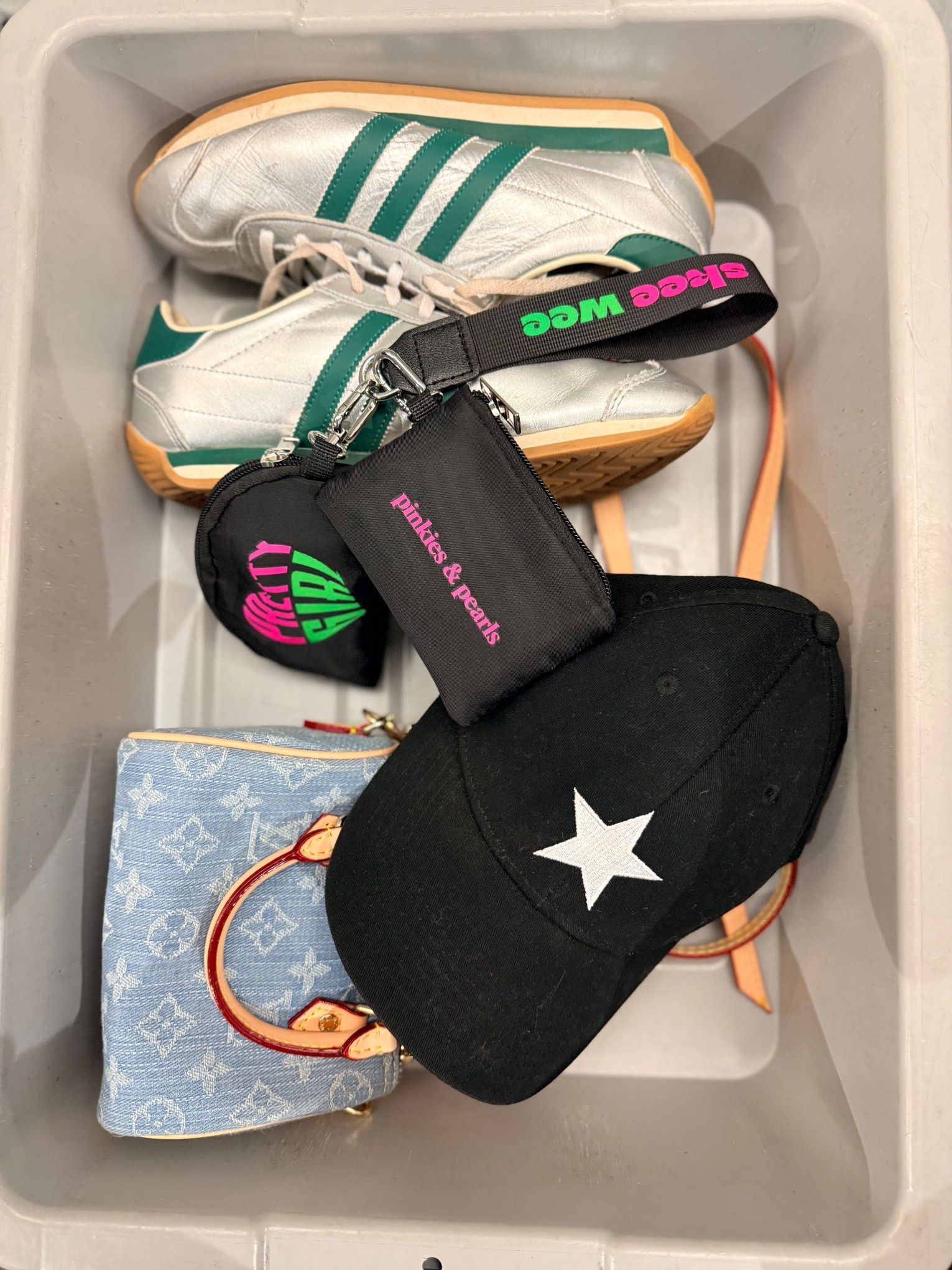 What’s in your bin? This double wristlet is perfect for travel when you’re only permitted to bring a personal item on the plane. 

#sorority #aka #alphakappaalpha #greeklife