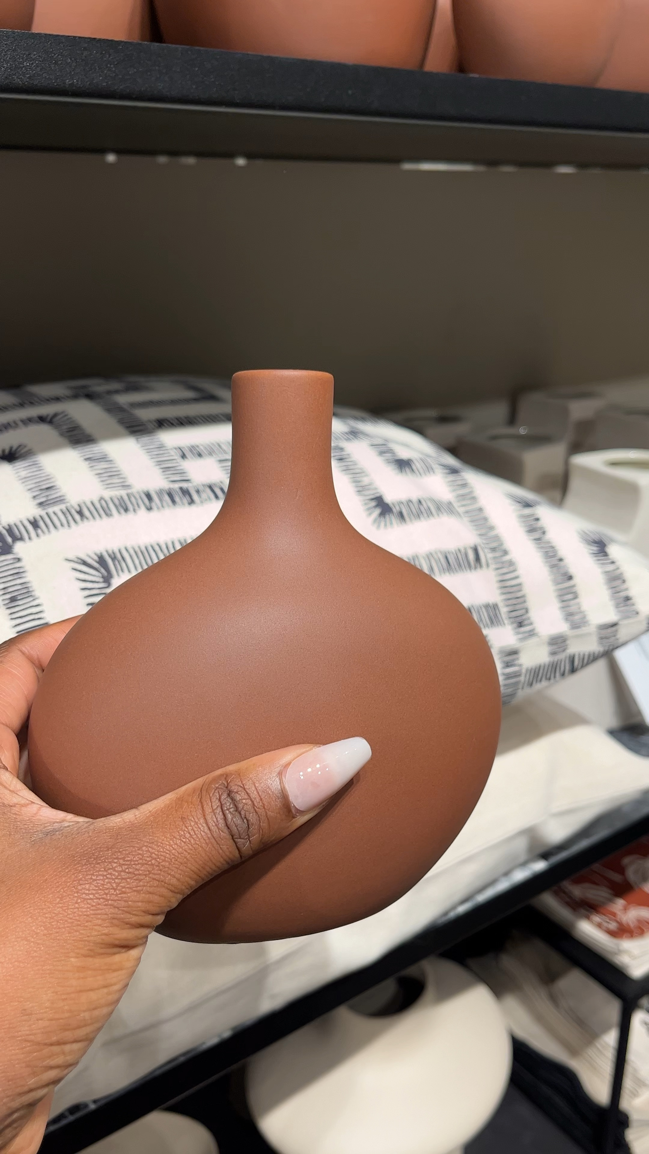 H&M Stoneware Vase. Will look stunning styled in your hallway or bookshelf 