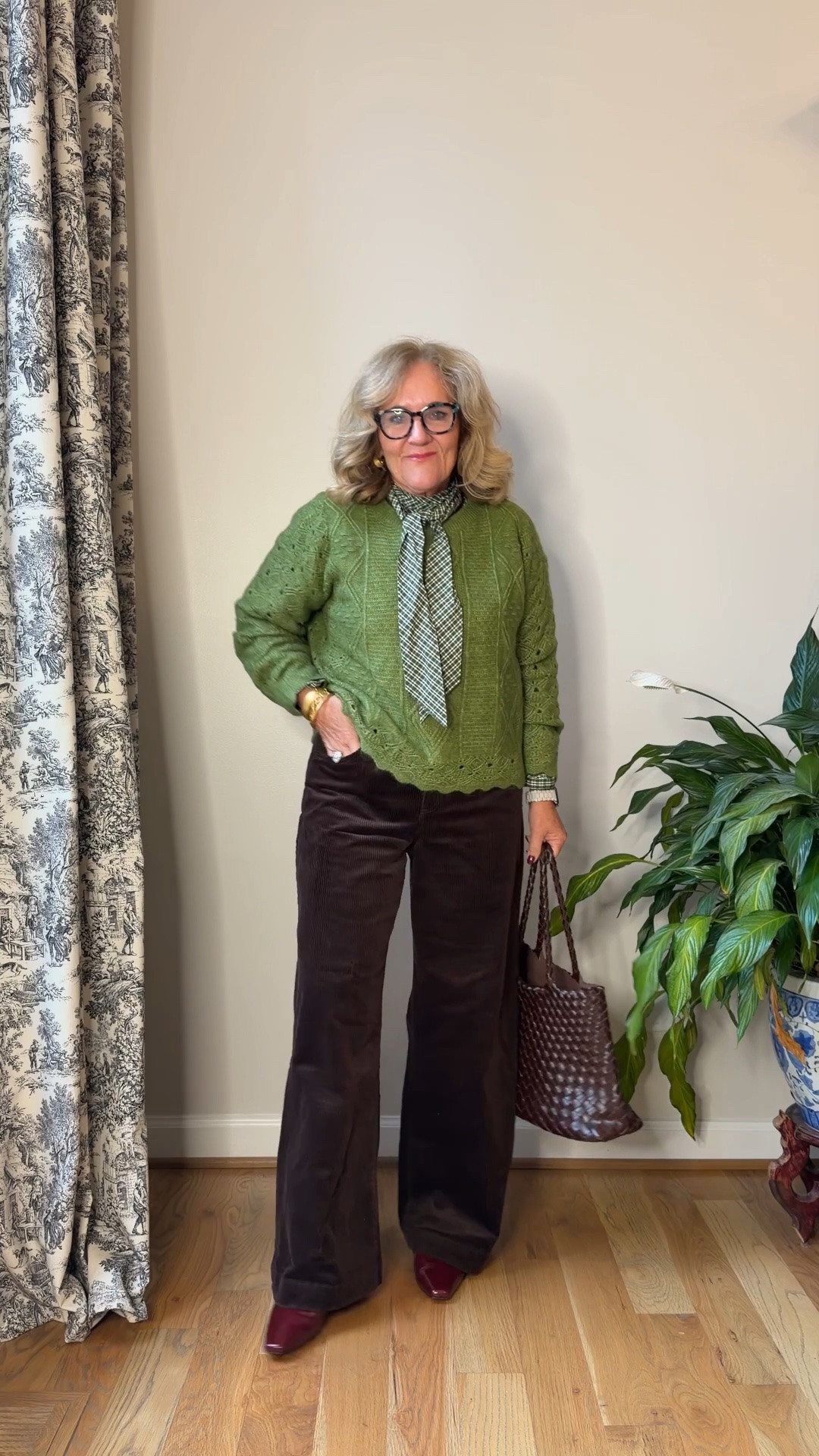 Wow so pretty. I iconic fall outfit 
Pants 29 reg 
Sweater medium 
Blouse medium petite