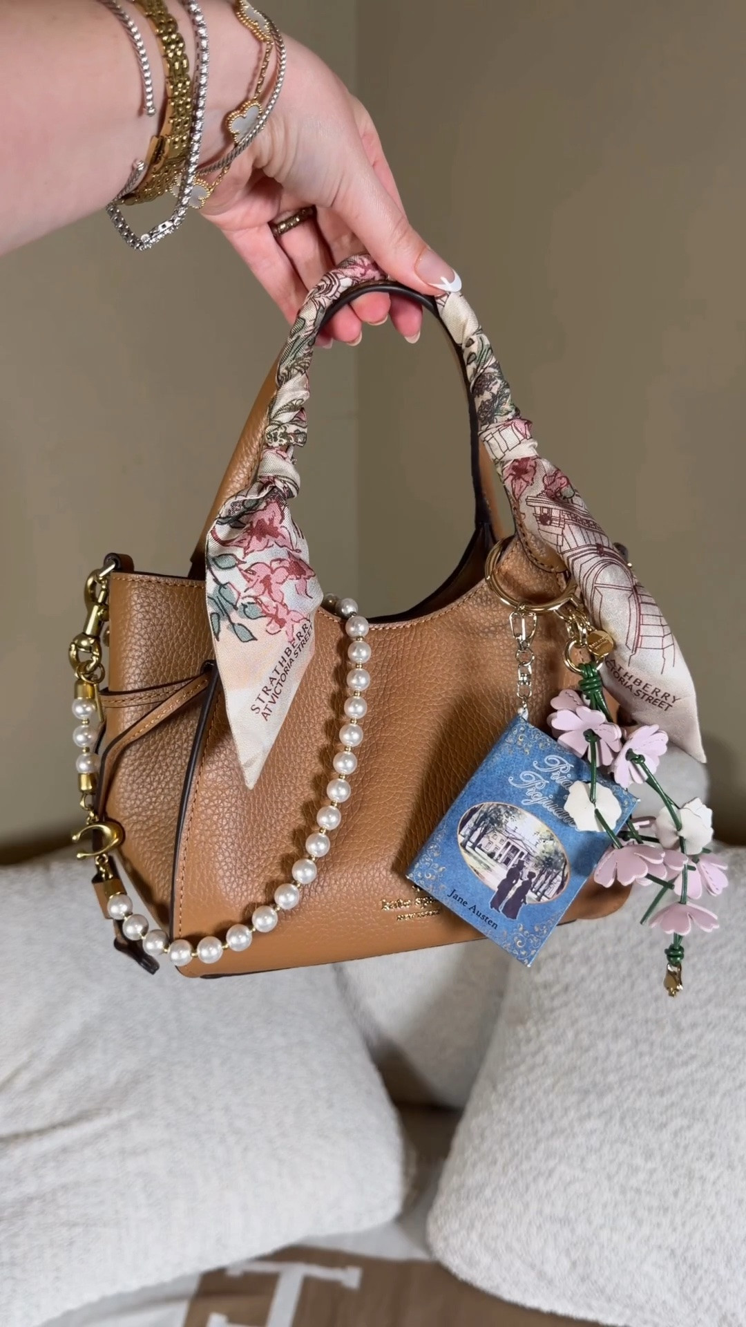 What fits in the Kate Spade small carryall 🌸

This little Kate spade bag looks so much more expensive than it is 😍 and it fits more than you would imagine

What’s in my bag:
Touchland hand mist sanitizer
Light up compact mirror
Mini hair brush keychain
Mini tom ford lipstick
Gisou hair oil
Coach outlet card holder 
Orange blossom by Jo Malone (the perfume Kate Middleton wears 😍)
French pink from Amazon
Sol de janeiro gel perfume 
Charlotte tilbury pillow talk mascara
Strathberry silk scarf
Kate spade flower bag charm
Pride and prejudice book charm 
Coach pearl chain